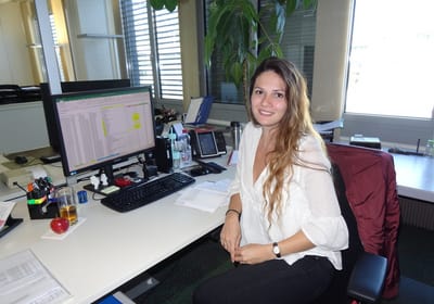 Syzane sitzend am Arbeitsplatz